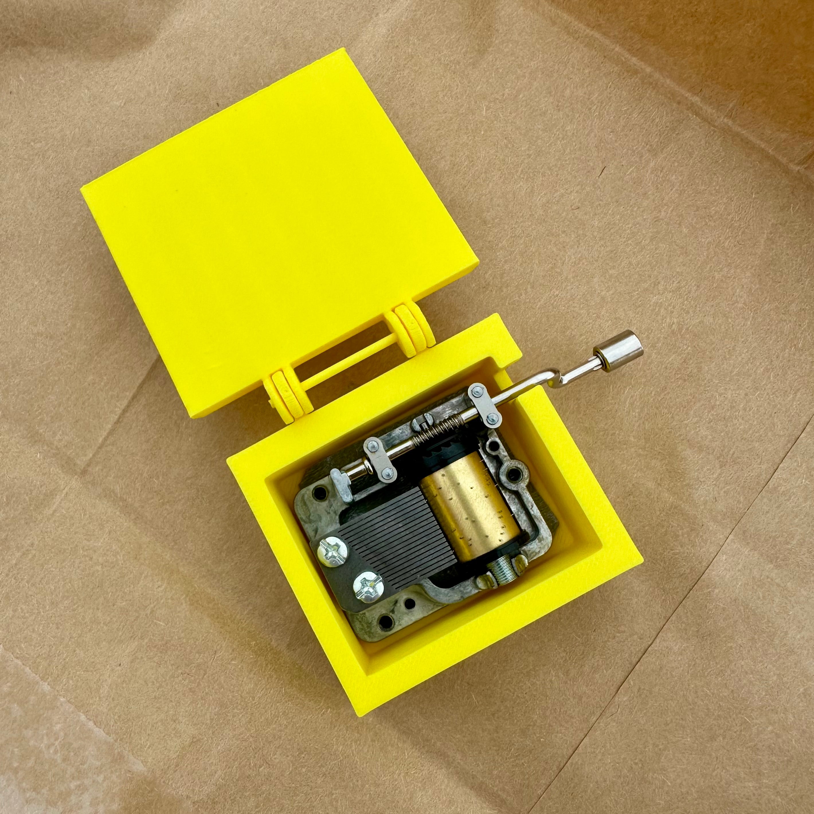 Cajita Musical Amarilla - La Borinqueña (Musical Box)