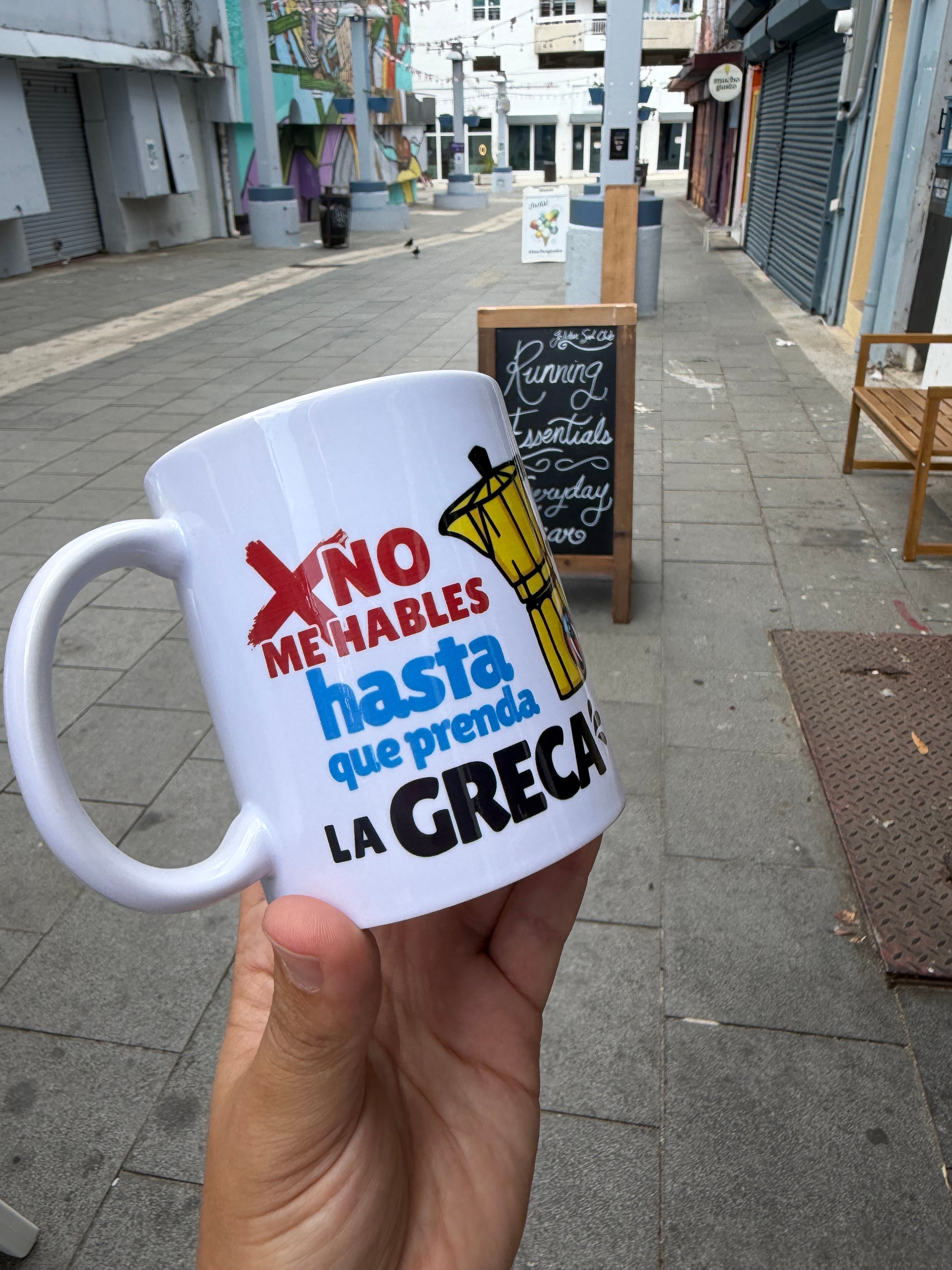 Taza: No me hables hasta que prenda la greca (Mug)