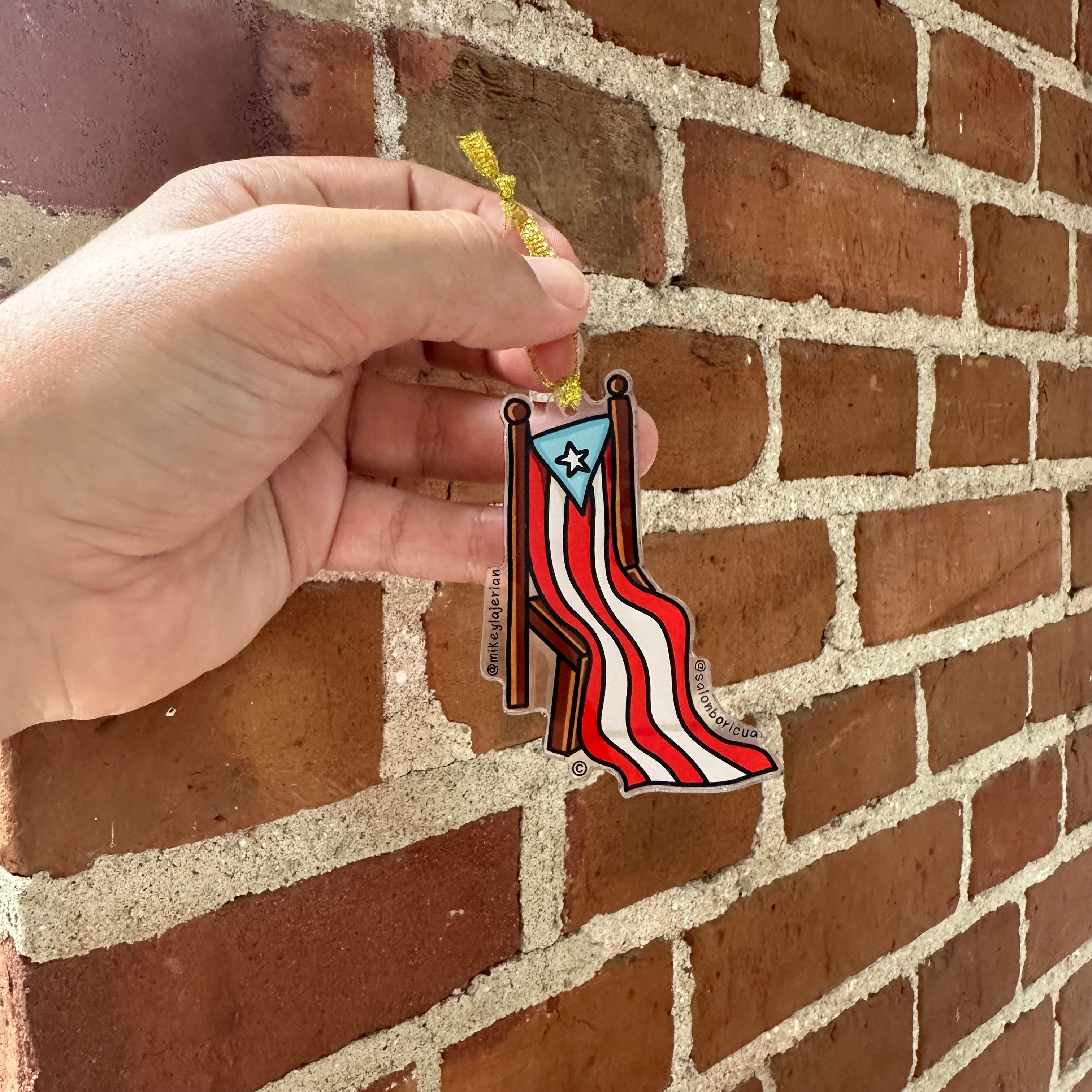 Adorno: La Silla con la Bandera de Puerto Rico (Acrylic Christmas Ornament)